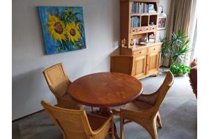 Tafel met vier stoelen