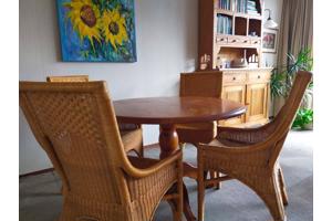 Tafel met vier stoelen