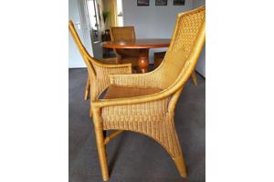 Tafel met vier stoelen