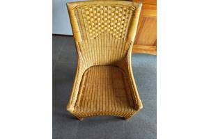 Tafel met vier stoelen