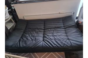 Faith SlaapBank Zwart KunstLeer in zeer goede staat