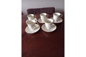 Wedgwood Queens Plain vijf koffiekopjes met schotel