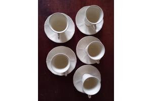 Wedgwood Queens Plain vijf koffiekopjes met schotel