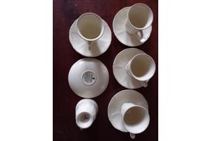 Wedgwood Queens Plain vijf koffiekopjes met schotel