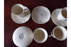 Wedgwood Queens Plain vijf koffiekopjes met schotel