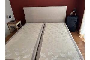 Tweepersoons boxspring met hoofdbord
