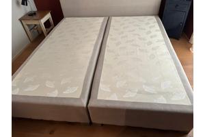 Tweepersoons boxspring met hoofdbord