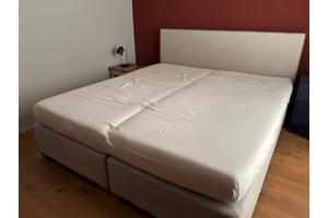 Tweepersoons boxspring met hoofdbord