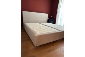 Tweepersoons boxspring met hoofdbord