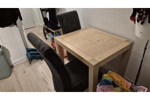 Tafel met stoelen