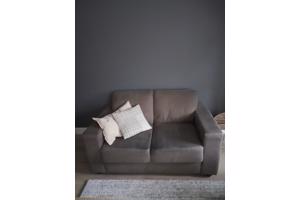 3 en 2 zits bank taupekleur gebruikt maar nog goed voor 2e ronde