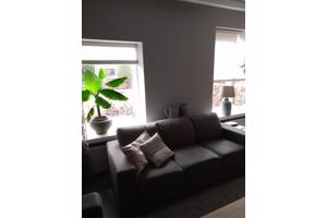 3 en 2 zits bank taupekleur gebruikt maar nog goed voor 2e ronde