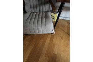 Grijs met stof beklede fauteuil