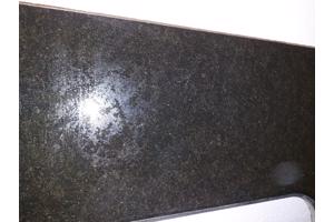 Mooi, zwart keukenblad van zwaar materiaal