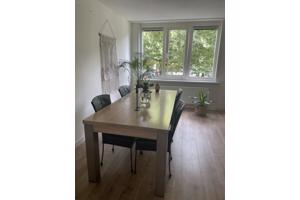 4 zwarte leren eettafelstoelen gratis af te halen in de Pijp Amsterdam