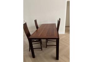 Mooie houten tafel met vier stoelen