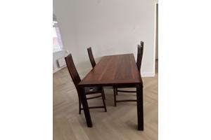 Mooie houten tafel met vier stoelen