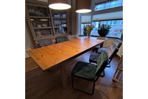 Eetthoek met grote Ikea tafel en 6 stoelen.