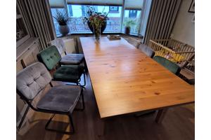 Eetthoek met grote Ikea tafel en 6 stoelen.