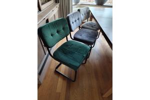 Eetthoek met grote Ikea tafel en 6 stoelen.