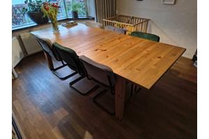 Eetthoek met grote Ikea tafel en 6 stoelen.