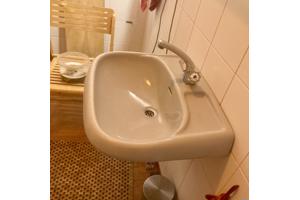 wastafel met kraan + spiegel