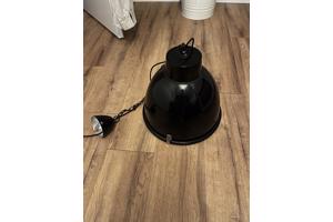 Zwarte lamp voor boven eettafel