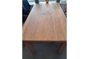 Gratis eettafel( opknapper) met 4 stoelen en salontafel zonder la.