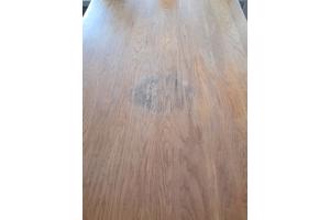 Gratis eettafel( opknapper) met 4 stoelen en salontafel zonder la.