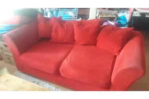 Leuk rood twee-zits bankje