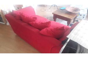 Leuk rood twee-zits bankje