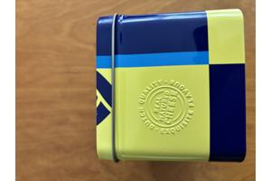 Blik Roka klein rechthoekig met relief blauw geel bakker