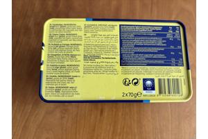 Blik Roka klein rechthoekig met relief blauw geel bakker