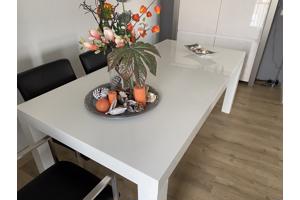 Eettafel, wit hoogglans.