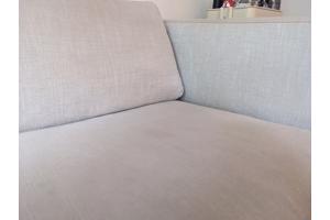 Crèmekleurige Bank 225x90x70 (LxBxH) en Hokker 90x60x40