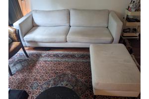 Crèmekleurige Bank 225x90x70 (LxBxH) en Hokker 90x60x40