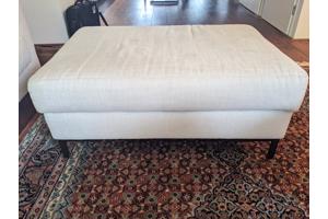 Crèmekleurige Bank 225x90x70 (LxBxH) en Hokker 90x60x40