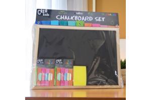 krijtbord /schoolbord met gekleurde krijtjes en sponsje
