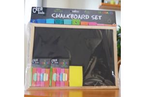 krijtbord /schoolbord met gekleurde krijtjes en sponsje