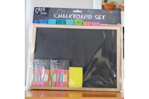 krijtbord /schoolbord met gekleurde krijtjes en sponsje