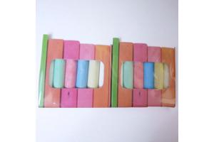 krijtbord /schoolbord met gekleurde krijtjes en sponsje