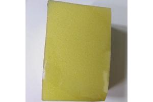 krijtbord /schoolbord met gekleurde krijtjes en sponsje