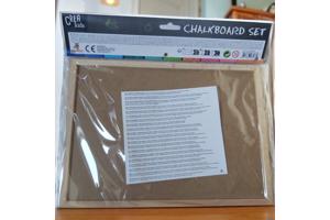 krijtbord /schoolbord met gekleurde krijtjes en sponsje