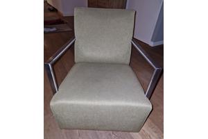Fauteuil met metalen frame