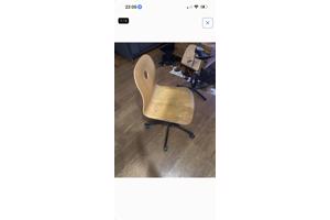 Houten stoel met wieltjes