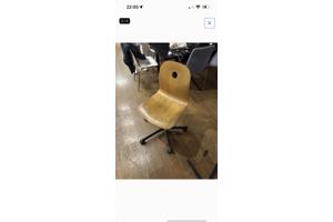 Houten stoel met wieltjes