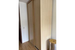 KLEDINGKAST MET SCHUIFDEUREN