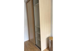 KLEDINGKAST MET SCHUIFDEUREN