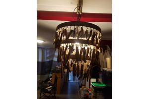 Robuste metalen hanglamp met houtsnippers