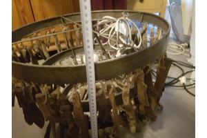 Robuste metalen hanglamp met houtsnippers